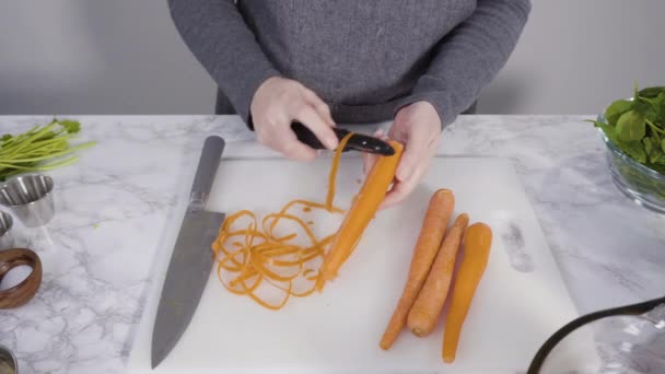 Curring Zöldségek Egy Fehér Vágódeszka Főzni Vegetáriánus Fehér Bableves — Stock videók