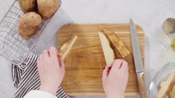 平躺在床上一步一步 用橄榄油和调味品把红薯切成块 放在烤箱里烘烤 — 图库视频影像