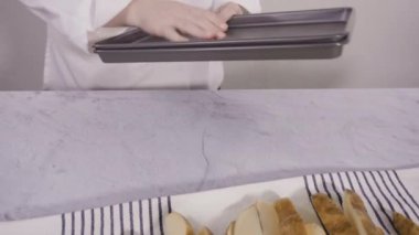 Adım adım. Fırında pişirmek için zeytinyağı ve baharatlı patatesler hazırlıyorum..