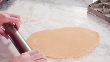 Noel kurabiyeleri pişirmek için şekerli kurabiye hamuru hazırlıyorum..