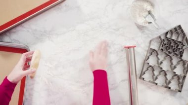 Düz yatıyordu. Noel kurabiyeleri pişirmek için şekerli kurabiye hamuru hazırlıyorum..