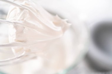 Tek boynuzlu at kurabiyeleri pişirmek için mutfak mikserinde krema yapıyorum..