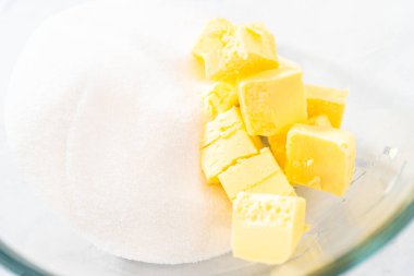 Kırmızı kadife kek ve krem peynir jöleli kek yapmak için büyük bir bardakta karıştırma malzemesi..