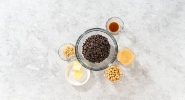 Düz yatıyordu. Fındıklı çikolatalı şekerleme hazırlamak için cam karıştırma kabında ölçülmüş malzemeler..