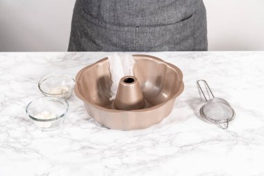 Çikolata kabaklı kek pişirmek için kremalı pasta tepsisi..