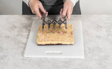 Yeniden kullanılabilir plastik torbaya şeker kamışı şekerlemesi koymak.