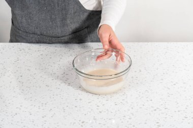 Malzemeleri karıştırmak için cam bir kapta çırpma kabıyla karıştırmak vanilya cilası yapmak için..