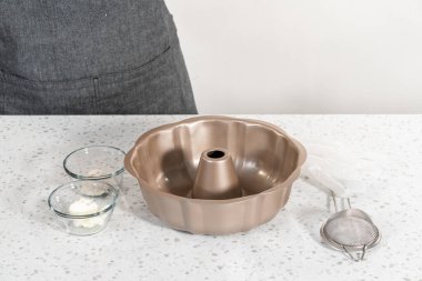 Basit bir vanilyalı kek yapmak için yağlı metal kek tepsisi..