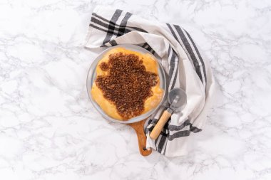 Düz yatıyordu. Krem peynirli taze tarçınlı tatlı pizza..