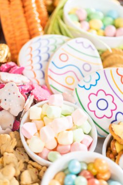 Paskalya şekerleri, kurabiyeler ve şekerlemelerle şarküteri kurulumu.