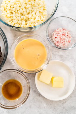 Çubuk şekerleme yapmak için cam karıştırma kabında ölçülmüş malzemeler..