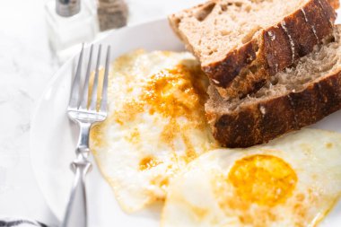 Yumurtalı ve ekşi buğday ekmekli basit bir kahvaltı..