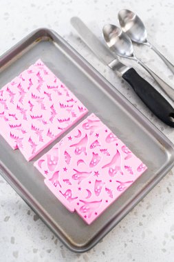 Cadılar bayramı silikon kalıbını eritilmiş çikolatayla doldurup krakerler için çikolata dekoru yapıyorum..