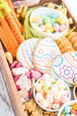 Paskalya şekerleri, kurabiyeler ve şekerlemelerle şarküteri kurulumu.