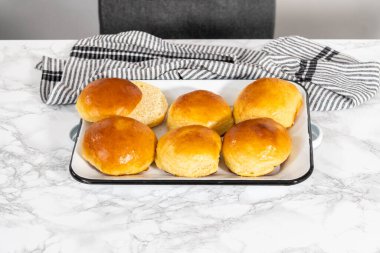 Taze pişmiş çörekler metal servis tepsisinde.