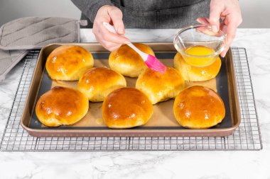 Taze pişmiş brioche çörekleri ve silikon bir paspas..