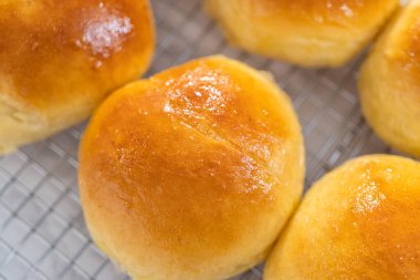 Mutfak rafında taze pişmiş çörekler serinliyor..