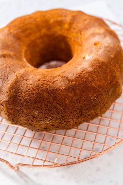 Mutfak tezgahında taze pişmiş vanilyalı kek..