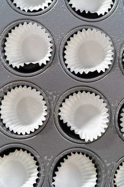 https://st5.depositphotos.com/1118354/62769/i/450/depositphotos_627698286-stock-photo-scooping-cupcake-batter-dough-scoop.jpg