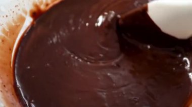 Bardakta çikolatalı ganache hazırlıyorum..