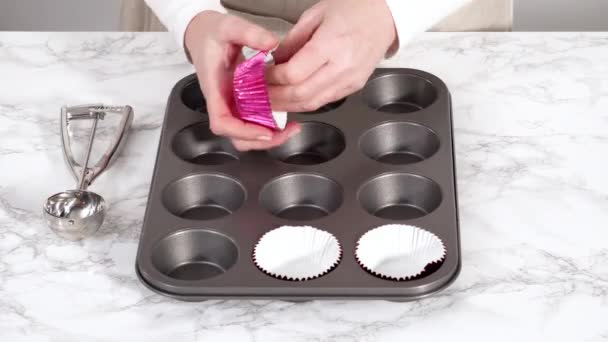 Lejárt Idő Csokis Sütit Sütök Fémbélés Edény Fólia Cupcake Béléssel — Stock videók