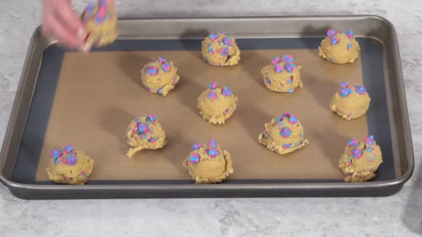 烘烤单上的冷冻饼干面团勺烘焙独角兽巧克力片饼干 — 图库视频影像