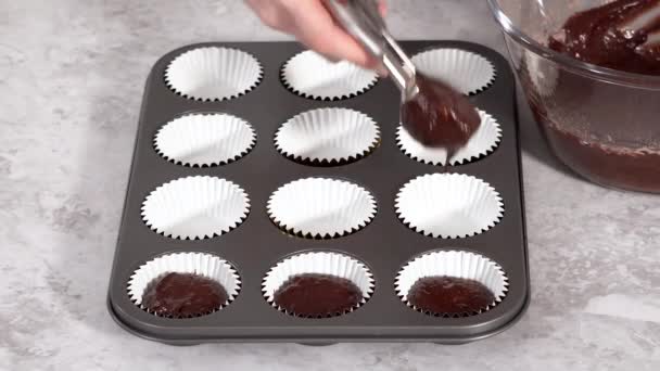 Lejárt Idő Csokis Süti Tészta Lapátolása Muffinbélésekbe — Stock videók