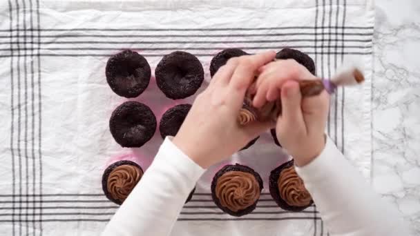 Pose Plate Piping Chocolat Ganache Glaçage Sur Dessus Cupcakes Chocolat — Video