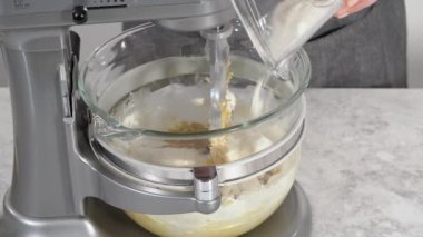Tek boynuzlu at çikolatalı kurabiyeleri hazırlamak için mutfak mikserindeki malzemeleri karıştırıyorum..