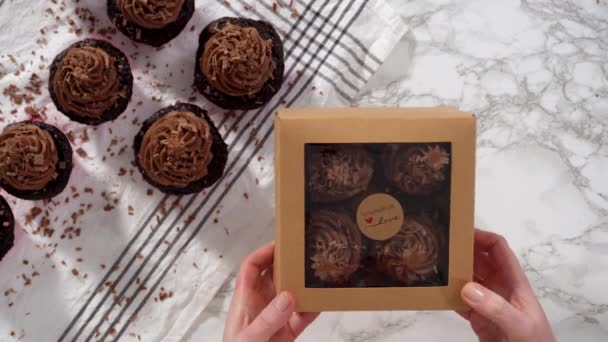 평평하게 초콜릿 육즙이 초콜릿 케익을 종이컵 상자에 포장하는 — 비디오