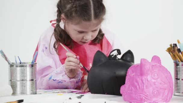 Μικρό Κορίτσι Ζωγραφική Κολοκύθα Τέχνη Ακρυλικό Χρώμα Για Halloween — Αρχείο Βίντεο