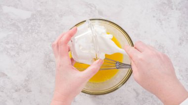 Düz yatıyordu. Adım adım. Fünyeli kek pişirmek için karıştırma kabındaki malzemeleri karıştırıyorum..