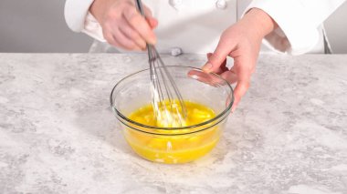 Adım adım. Fünyeli kek pişirmek için karıştırma kabındaki malzemeleri karıştırıyorum..