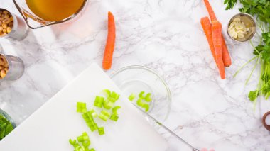 Vejetaryen fasulye çorbası pişirmek için sebzeleri doğramak..