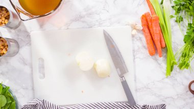 Vejetaryen fasulye çorbası pişirmek için sebzeleri doğramak..