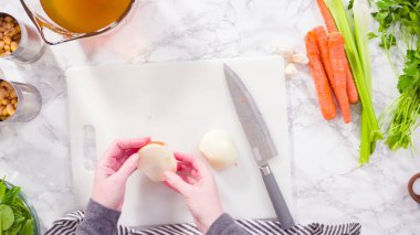 Vejetaryen fasulye çorbası pişirmek için sebzeleri doğramak..