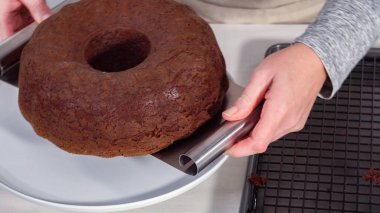 Adım adım. Soğutucuda taze pişmiş çikolatalı kek..