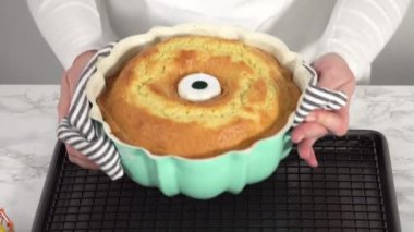 Adım adım. Taze fırınlanmış limonlu kek..