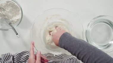 Zaman aşımı. Düz yatıyordu. Ev yapımı ekmek yapmak için karıştırma kabının içindeki malzemeleri karıştırıyorum..