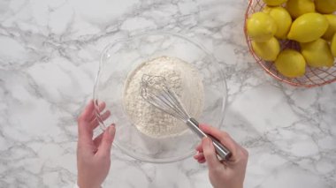 Düz yatıyordu. Adım adım. Limonlu kek hazırlamak için karıştırma kabındaki malzemeleri karıştırıyorum..