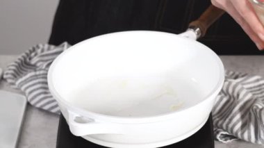 Kızarmış hindistancevizli muzlu krep yapış yapış olmayan tavada.