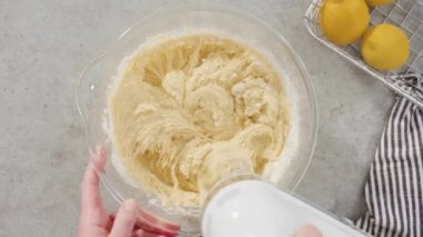 Düz yatıyordu. Limonlu kek pişirmek için bardaktaki karışımlar..
