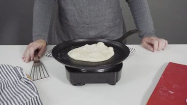 Dökme demir tavada ev yapımı ekmek hazırlıyorum..