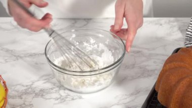 Adım adım. Limonlu pastaya limon jölesi hazırlamak için cam karıştırma kabında malzemeleri karıştırıyorum..