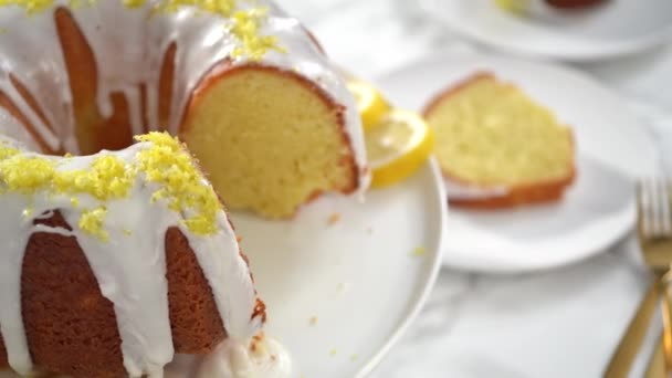 Шаг Шагом Нарезание Лимонного Торта Украшенного Лимонной Цедрой Тортике — стоковое видео