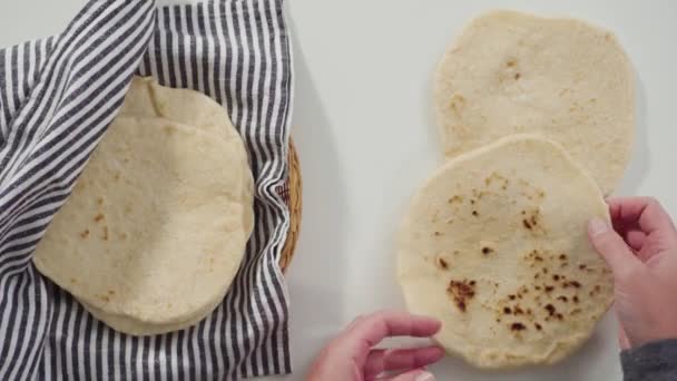 Leżeć Płasko Stos Świeżo Upieczonego Chleba Płaskiego Zawinięty Ręcznik Kuchenny — Wideo stockowe