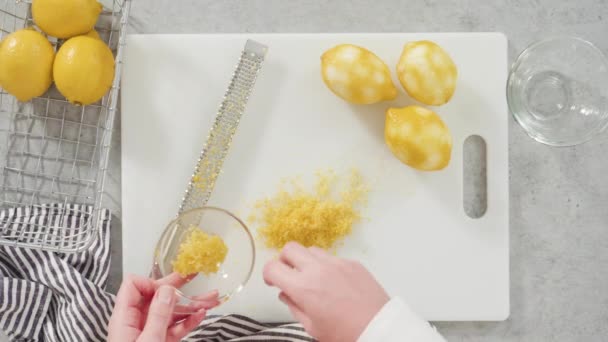 Piatto Zesting Limoni Biologici Cuocere Una Torta Libbra Limone — Video Stock
