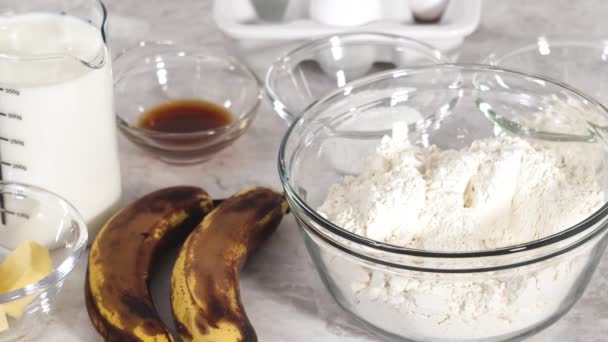 Uppmätta Ingredienser Glas Blandningsskålar För Att Förbereda Kokos Banan Pannkakor — Stockvideo