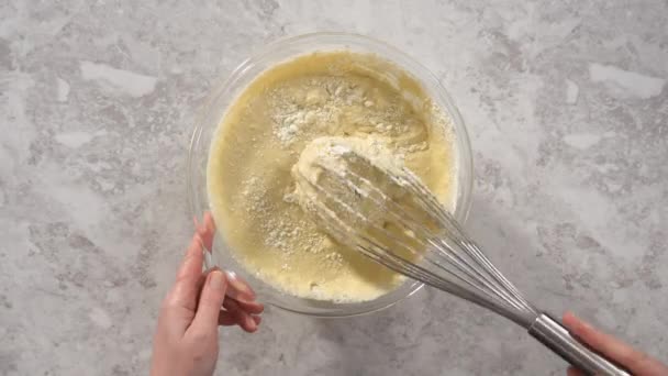 在杯子搅拌碗中混合配料 准备椰子香蕉煎饼 — 图库视频影像