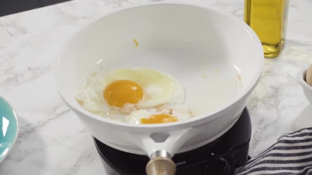 Крупный План Жареные Свежие Яйца Белой Сковороде — стоковое видео